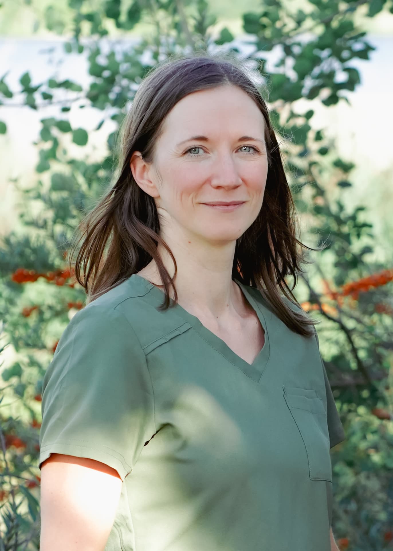 Heilpraktikerin Angela Zieger in einem grünen Kleid